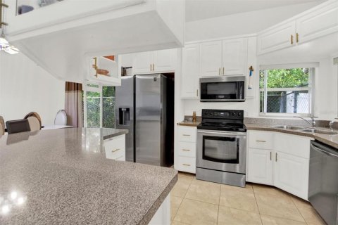 House in Tampa, Florida 4 bedrooms, 163.88 sq.m. № 1085610 - photo 9