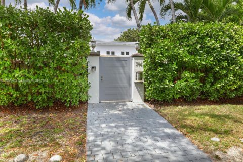 House in Key Biscayne, Florida 4 bedrooms, 235.41 sq.m. № 1078564 - photo 1