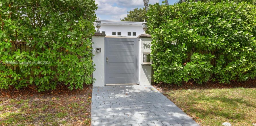 House in Key Biscayne, Florida 4 bedrooms, 235.41 sq.m. № 1078564