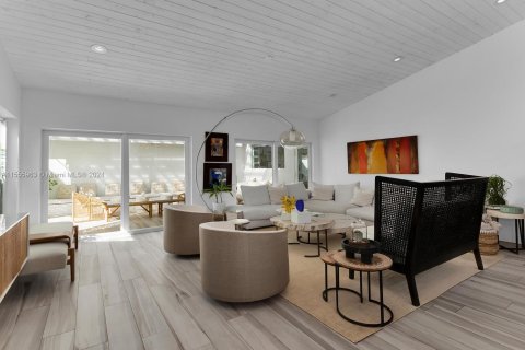 House in Key Biscayne, Florida 4 bedrooms, 235.41 sq.m. № 1078564 - photo 9