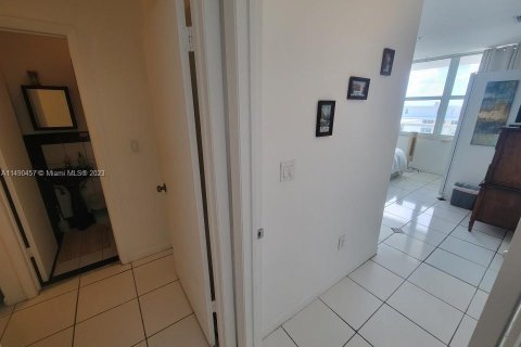 Condo in Miami Beach, Florida, 2 bedrooms  № 853831 - photo 11