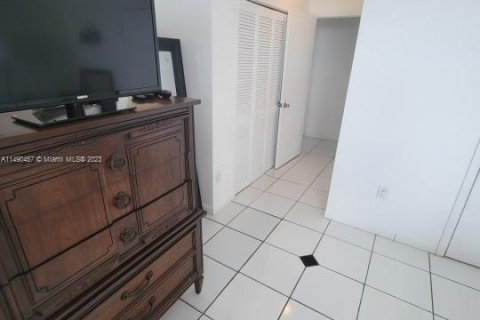 Condo in Miami Beach, Florida, 2 bedrooms  № 853831 - photo 14