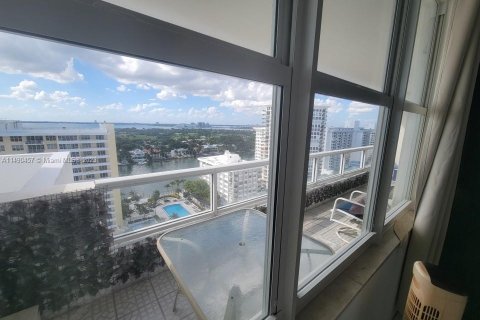 Condo in Miami Beach, Florida, 2 bedrooms  № 853831 - photo 17