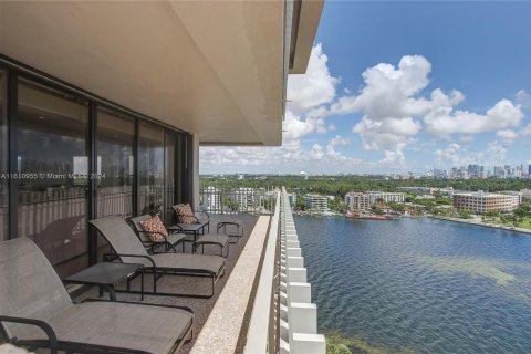 Copropriété à vendre à Miami, Floride: 3 chambres, 242.85 m2 № 1268699 - photo 14