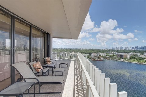 Copropriété à vendre à Miami, Floride: 3 chambres, 242.85 m2 № 1268699 - photo 13