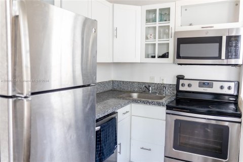 Condo in Miami Beach, Florida, 1 bedroom  № 1268700 - photo 10