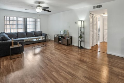 Condominio en venta en Hallandale Beach, Florida, 2 dormitorios, 108.51 m2 № 677445 - foto 10