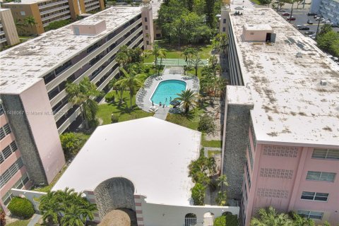 Condominio en venta en Hallandale Beach, Florida, 2 dormitorios, 108.51 m2 № 677445 - foto 20