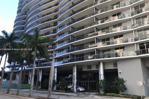 Condo in Miami, Florida, 2 bedrooms  № 1370395 - photo 3