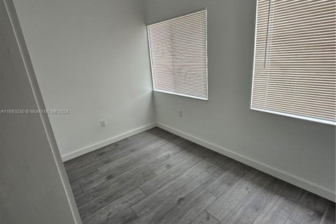 Immobilier commercial à vendre à Miami, Floride: 337.05 m2 № 1370394 - photo 10