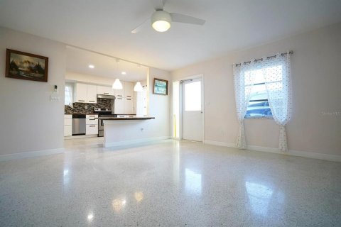 Villa ou maison à vendre à North Port, Floride: 2 chambres, 82.13 m2 № 1356159 - photo 6