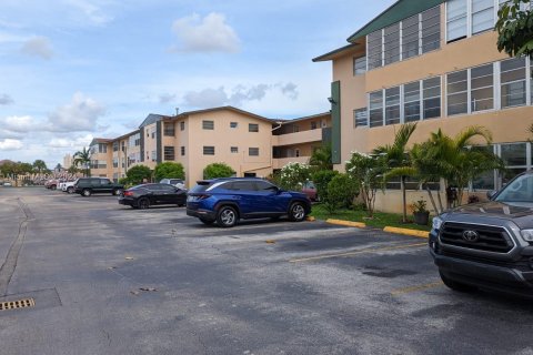 Condominio en venta en Hialeah Gardens, Florida, 1 dormitorio, 59.83 m2 № 975722 - foto 2