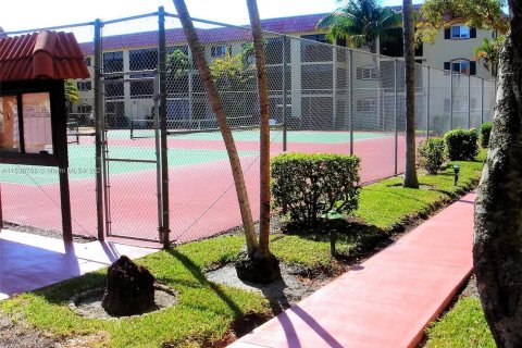 Condo in Pompano Beach, Florida, 1 bedroom  № 1096659 - photo 4