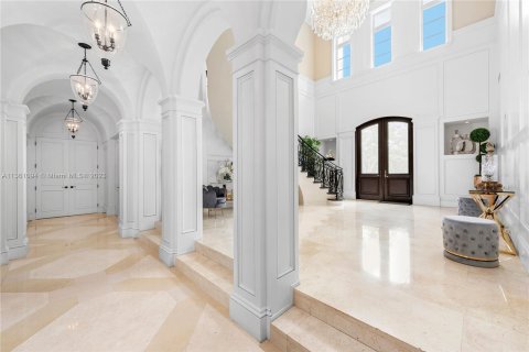 House in Coral Gables, Florida 8 bedrooms, 1085.47 sq.m. № 384966 - photo 9