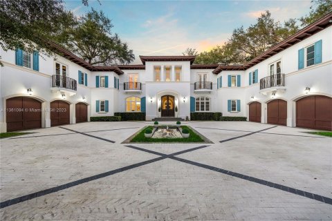 House in Coral Gables, Florida 8 bedrooms, 1085.47 sq.m. № 384966 - photo 2