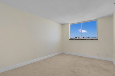 Condo in South Palm Beach, Florida, 2 bedrooms  № 1189858 - photo 12