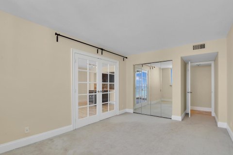 Condo in South Palm Beach, Florida, 2 bedrooms  № 1189858 - photo 13