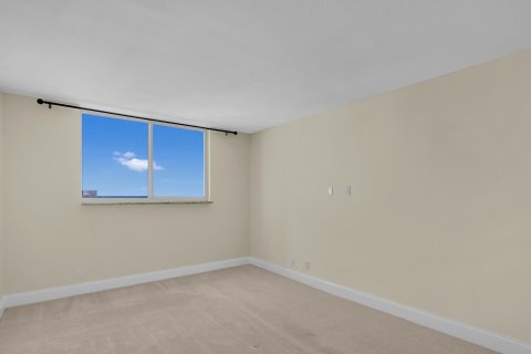 Condo in South Palm Beach, Florida, 2 bedrooms  № 1189858 - photo 8