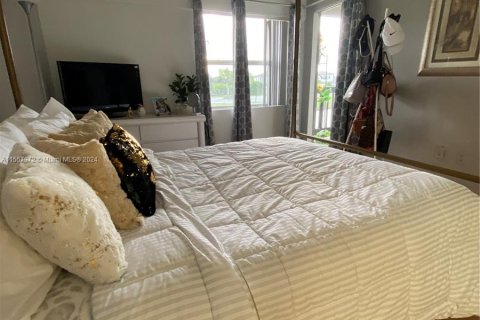 Condo in Pembroke Pines, Florida, 2 bedrooms  № 1080345 - photo 9
