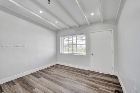 Villa ou maison à louer à North Miami, Floride: 1 chambre, 222.22 m2 № 1345447 - photo 3