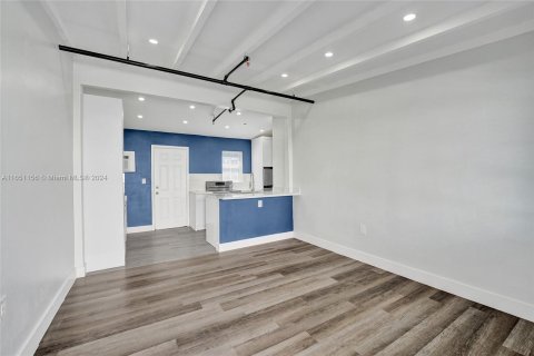 Casa en alquiler en North Miami, Florida, 1 dormitorio, 222.22 m2 № 1345447 - foto 1