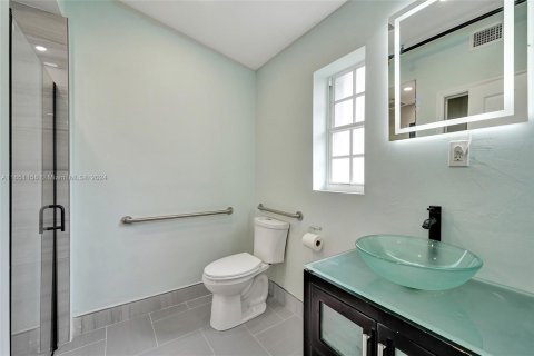 Villa ou maison à louer à North Miami, Floride: 1 chambre, 222.22 m2 № 1345446 - photo 25