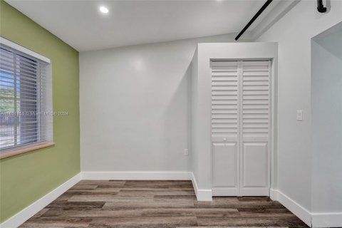 Villa ou maison à louer à North Miami, Floride: 1 chambre, 222.22 m2 № 1345446 - photo 30