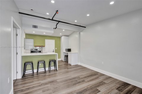 Casa en alquiler en North Miami, Florida, 1 dormitorio, 222.22 m2 № 1345446 - foto 1