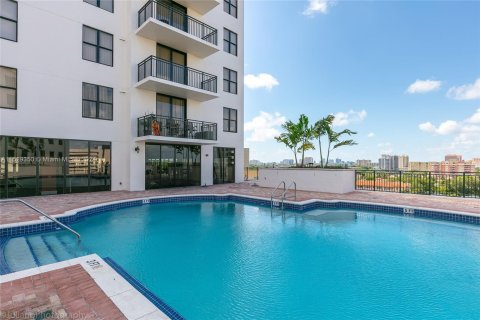 Condo in Coral Gables, Florida, 2 bedrooms  № 995823 - photo 11