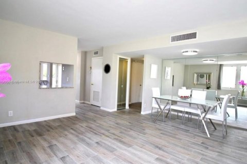 Condo in Fort Lauderdale, Florida, 2 bedrooms  № 1382022 - photo 4