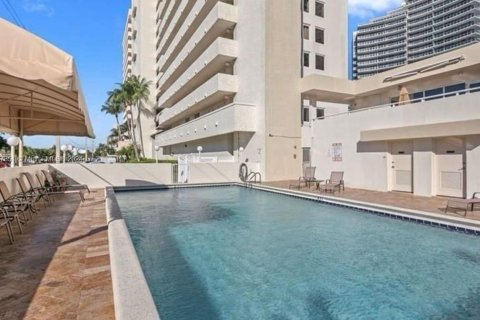 Condo in Fort Lauderdale, Florida, 2 bedrooms  № 1382022 - photo 28