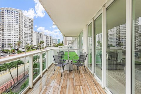 Condo in Miami Beach, Florida, 1 bedroom  № 1381973 - photo 29