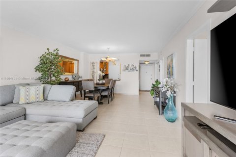 Condo in Miami Beach, Florida, 1 bedroom  № 1381973 - photo 28