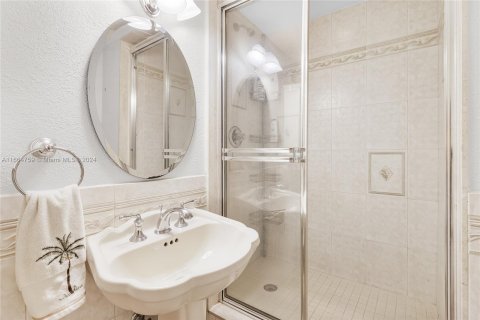 Condo in Miami Beach, Florida, 1 bedroom  № 1381973 - photo 12