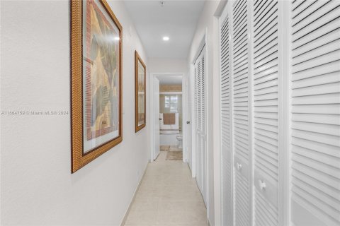 Condo in Miami Beach, Florida, 1 bedroom  № 1381973 - photo 24