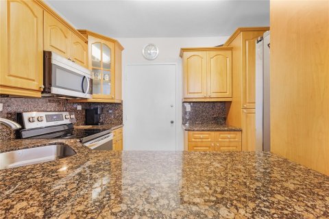 Condo in Miami Beach, Florida, 1 bedroom  № 1381973 - photo 16