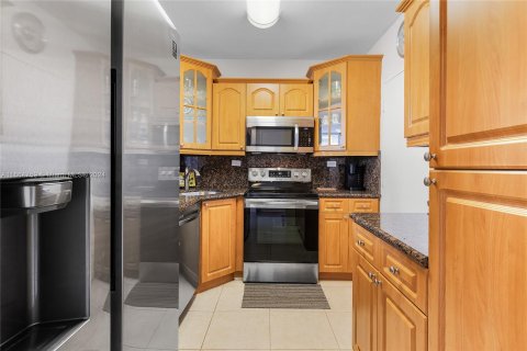 Condo in Miami Beach, Florida, 1 bedroom  № 1381973 - photo 20