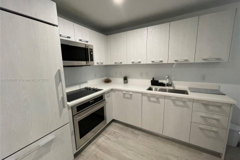 Condo in Miami, Florida, 1 bedroom  № 1332217 - photo 4