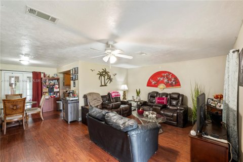 Casa en venta en Deltona, Florida, 3 dormitorios № 1332289 - foto 9