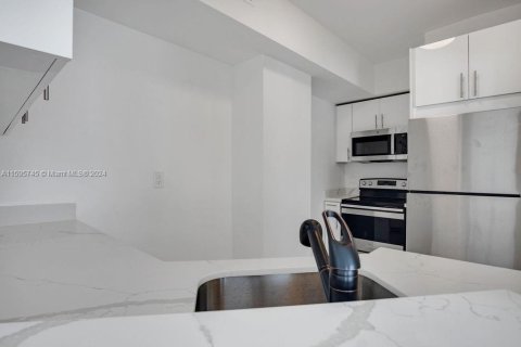 Condo in Miami Beach, Florida, 1 bedroom  № 1188405 - photo 10