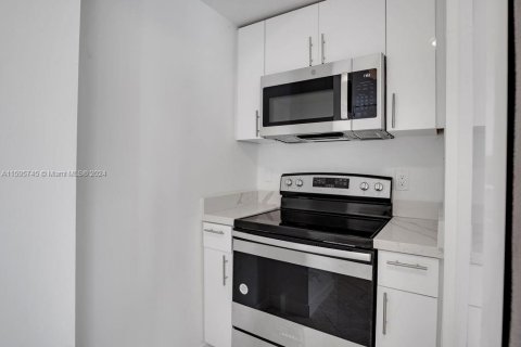 Condo in Miami Beach, Florida, 1 bedroom  № 1188405 - photo 12