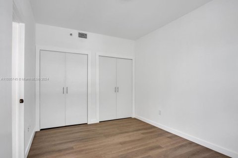 Condo in Miami Beach, Florida, 1 bedroom  № 1188405 - photo 17