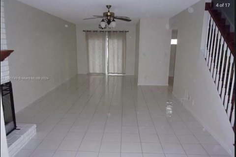 House in Pompano Beach, Florida 3 bedrooms, 147.81 sq.m. № 1188409 - photo 10