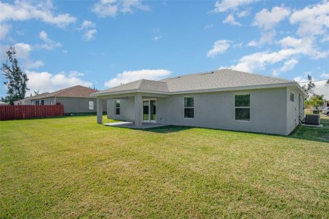 House in Cape Coral, Florida 3 bedrooms, 160.72 sq.m. № 1001841 - photo 15