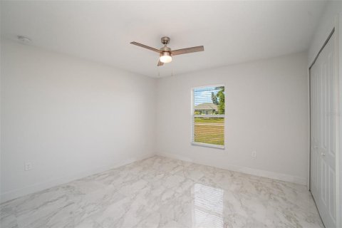 House in Cape Coral, Florida 3 bedrooms, 160.72 sq.m. № 1001841 - photo 14