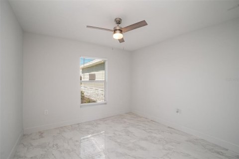 House in Cape Coral, Florida 3 bedrooms, 160.72 sq.m. № 1001841 - photo 13