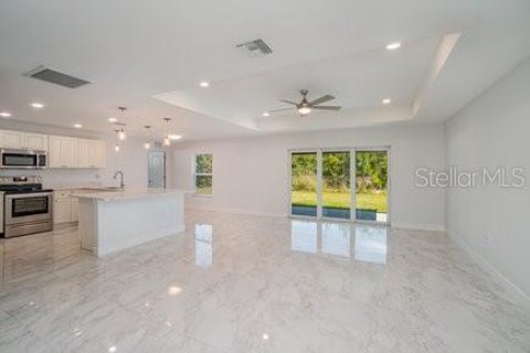 House in Cape Coral, Florida 3 bedrooms, 160.72 sq.m. № 1001841 - photo 8