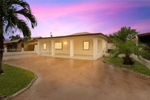 House in Hialeah, Florida 3 bedrooms, 136.94 sq.m. № 1398388 - photo 2