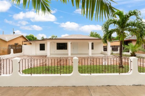 Casa en venta en Hialeah, Florida, 3 dormitorios, 136.94 m2 № 1398388 - foto 1