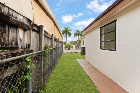 Casa en venta en Hialeah, Florida, 3 dormitorios, 136.94 m2 № 1398388 - foto 30